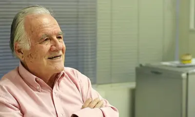 Morre o jornalista Mino Carta, fundador da CartaCapital, aos 91 anos