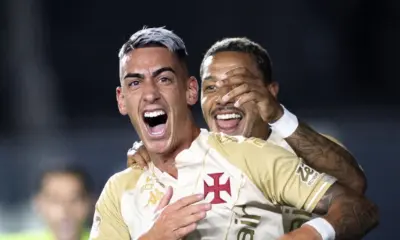 Vasco aproveita expulsão, vence o Bahia e se distancia do Z4 no Brasileirão