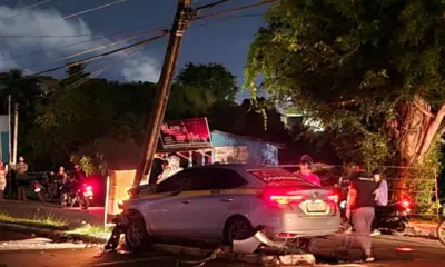Carro quase derruba poste e causa interrupção de energia em Cruzeiro do Sul