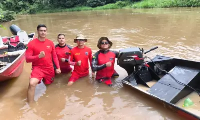 Barco que naufragou em Mâncio Lima é resgatado pelos bombeiros