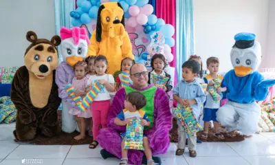 Prefeito se veste de Barney e anima festa infantil em Mâncio Lima