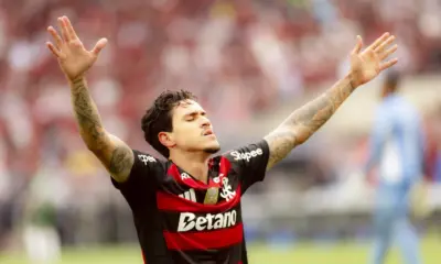 Flamengo vence Palmeiras, encosta na liderança e embola o Brasileirão