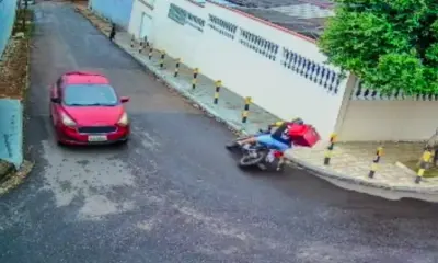 Vídeo de câmera de segurança mostra motoboy se acidentando em Rio Branco