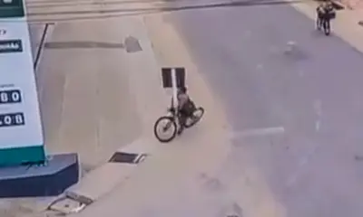 Câmera mostra ciclista se chocando contra placa de sinalização