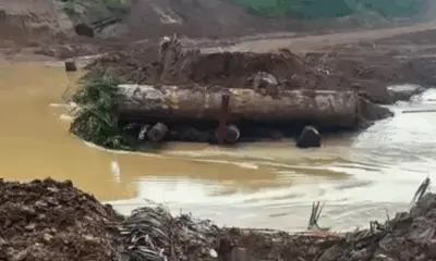 Após ação do MP, madeireira inicia desobstrução do Rio Iaco em Sena