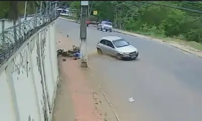 Perda de controle de carro causa acidente com moto no São Francisco