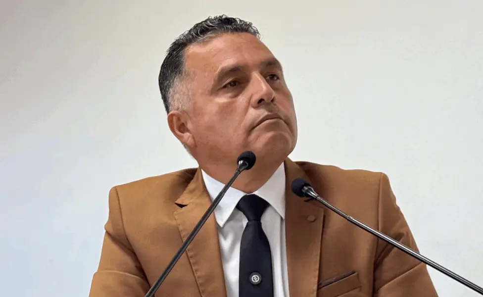Éber desafia MDB e propõe candidatura própria ao governo