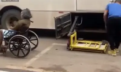 Com defeito em plataformas, ônibus não conseguem atender cadeirante