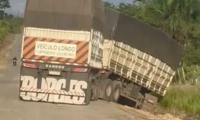 Carreta tenta desviar de buraco e quase tomba na BR-364