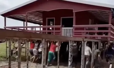 Vídeo registra ribeirinhos mudando casa para escapar das “terras caídas”