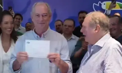 Ao lado de Tasso Jereissati, Ciro Gomes assina ficha de filiação ao PSDB