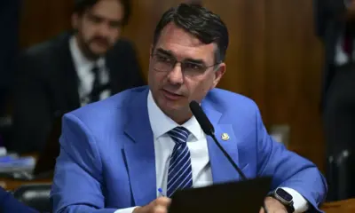 Flávio Bolsonaro diz ter “inveja” de ataque dos EUA e cita barcos no Rio