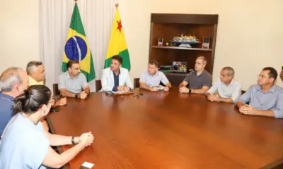 Gladson se incomoda com a viola desafinada