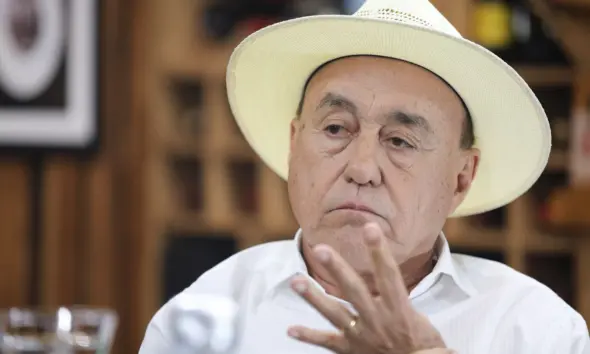 As cartas da eleição na mesa do candidato Bocalom