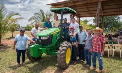 Produtores de leite de Acrelândia recebem trator garantido pelo Alan Rick