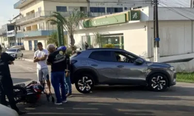 Carro e moto colidem na região central de Cruzeiro do Sul
