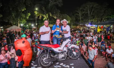 Mãe que veio a Rio Branco para tratar saúde da filha ganha moto 0km