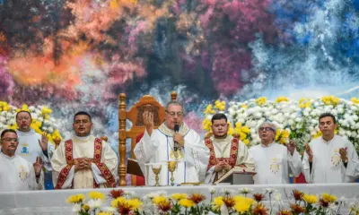 Fiéis celebram missa solene do Círio de Nazaré na Catedral Nossa Senhora de Nazaré