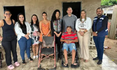 Com apoio do Rotary, Joabe Lira entrega cadeira de rodas a morador de Rio Branco
