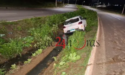 Carro é deixado em valeta após acidente no Loteamento Bonsucesso, em Rio Branco