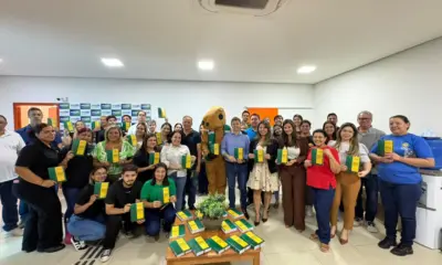 Velloso entrega 700 exemplares do Código de Defesa do Consumidor ao Procon