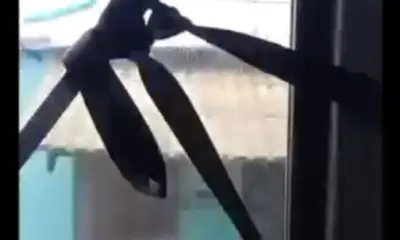 Cadeirante mostra porta amarrada com cintos de segurança em ônibus de Rio Branco