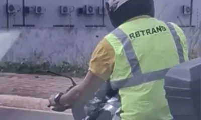 Suposto funcionário da RBTrans é flagrado dirigindo moto sem retrovisor