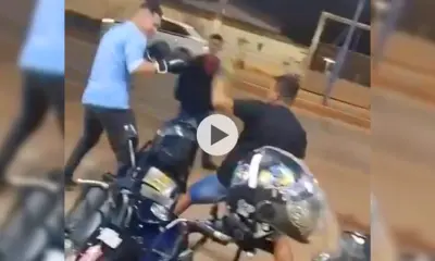 Motoboys improvisam “luta de boxe” em momento de descontração no Acre