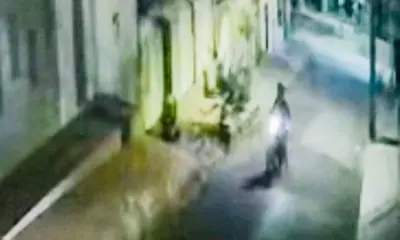 Em Rio Branco, câmera flagra mulher sendo jogada ao chão durante assalto no Castelo Branco