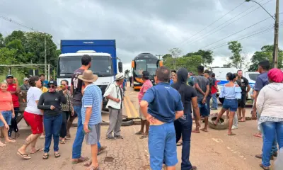 Moradores fecham AC-40 em protesto por melhorias no Ramal da Galiléia