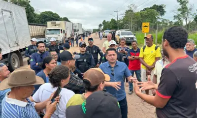 Moradores mantêm bloqueio na AC-40 mesmo após reunião com a prefeitura