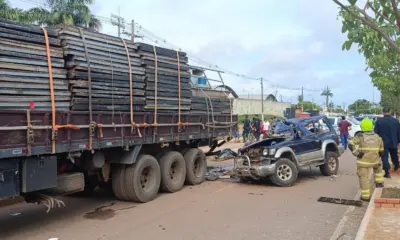 Carro com placa da Bolívia bate em carreta e deixa uma pessoa morta em Epitaciolândia