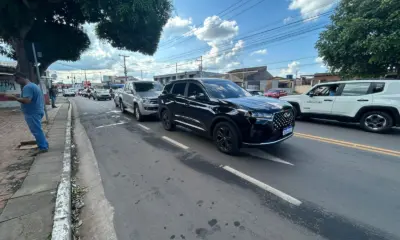 Engavetamento de carros gera congestionamento na Rua Rio de Janeiro
