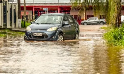 Chuva forte causa alagamentos e transtornos em vários pontos de Rio Branco