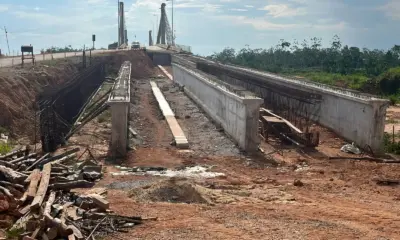 Vigas de extensão da ponte do Rio Tarauacá são demolidas