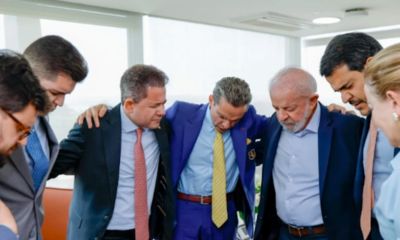 Ao lado de Messias, Lula recebe deputado e bispos evangélicos no Planalto