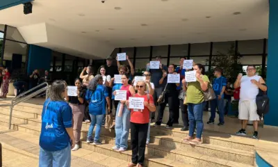 Servidores da Educação protestam por recomposição salarial