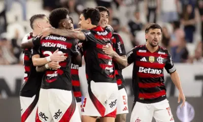 Brasileirão: Flamengo atropela Botafogo e segue na cola do líder Palmeiras