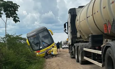 Ônibus quase tomba com estudantes no interior do Acre