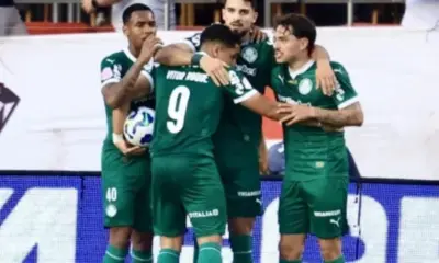 Palmeiras bate São Paulo de virada com arbitragem polêmica e vira líder