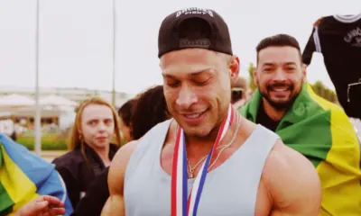 Campeão mundial, acreano Ramon Dino desfila em carro dos bombeiros ao chegar no Brasil