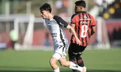 Em jogo tenso, Corinthians vence com um a menos e mantém Vitória no Z4