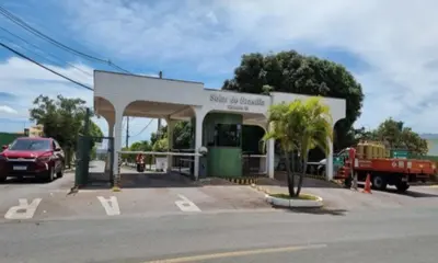 Com queima de fogos e sem vigília, condomínio de Bolsonaro vive alívio