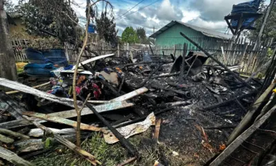 Mulher e 4 filhos têm casa incendiada em Cruzeiro do Sul; ex é suspeito pelo crime