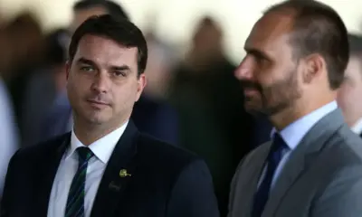 Moraes aponta ações de Eduardo e Flávio na decisão contra Bolsonaro