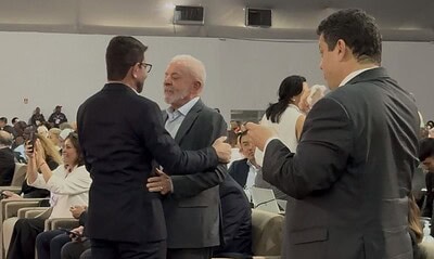 Gladson Cameli abraça presidente Lula e participa da abertura da COP-30, em Belém