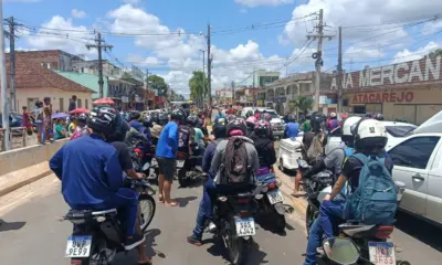 Moradores fecham Ponte da União em protesto contra falta d’água em Cruzeiro do Sul