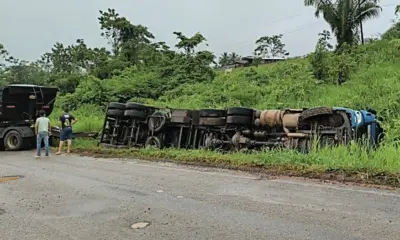 Mais um caminhão tomba em trecho esburacado da BR-364 no Acre