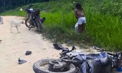 Acidente em ramal de Cruzeiro do Sul deixa dois jovens em estado grave em