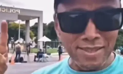 Em frente à Polícia Federal, petista Sibá Machado provoca: “ficará enjaulado”